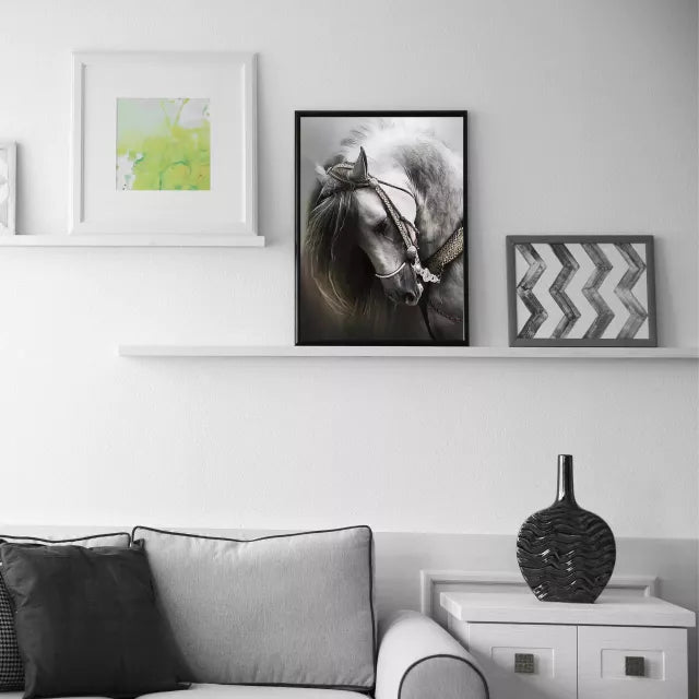 Cavalo Branco Raça Pura montado e emoldurado num ambiente